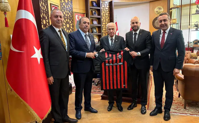 MHP Lideri Bahçeli’ye Çorum FK Forması Hediye Edildi