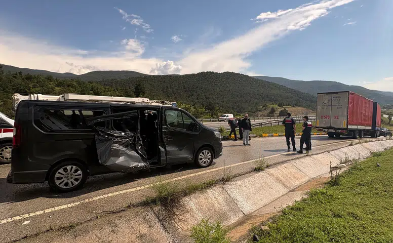 Kamyonun Çarptığı Minibüsteki 5 Kişi Yaralandı