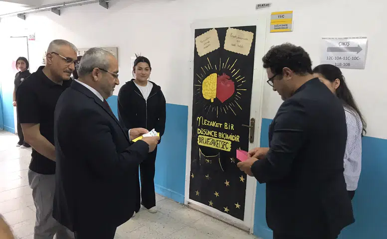 Liseliler Nezaket İçin Yarıştı