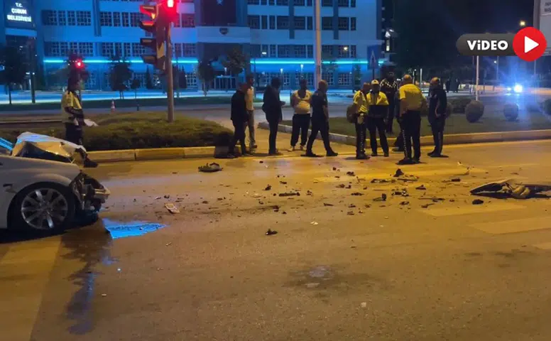Araca Arkadan Çarptı, Yaralıları Bırakıp Kaçtı