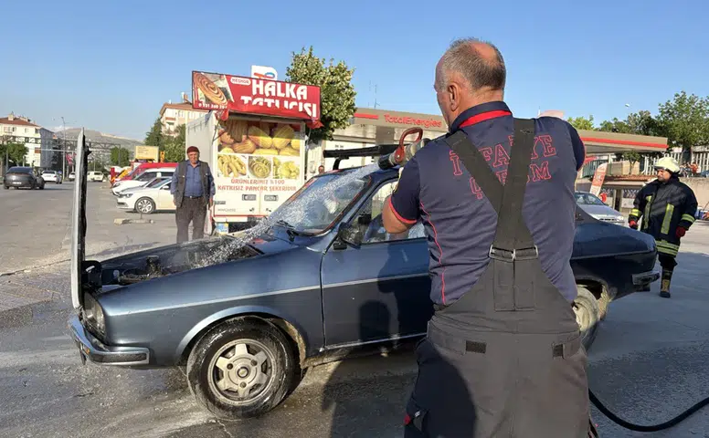 Otomobilde Çıkan Yangını Vatandaşlar Söndürdü