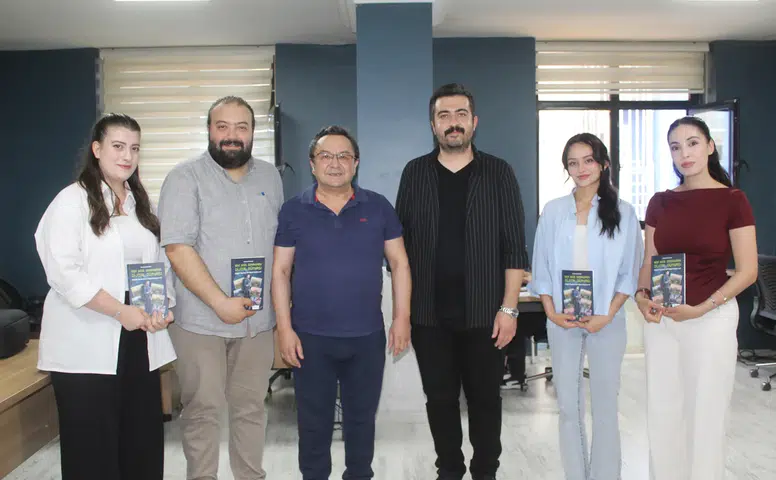 Ayhan Aykanat, Kitabını İmzaladı