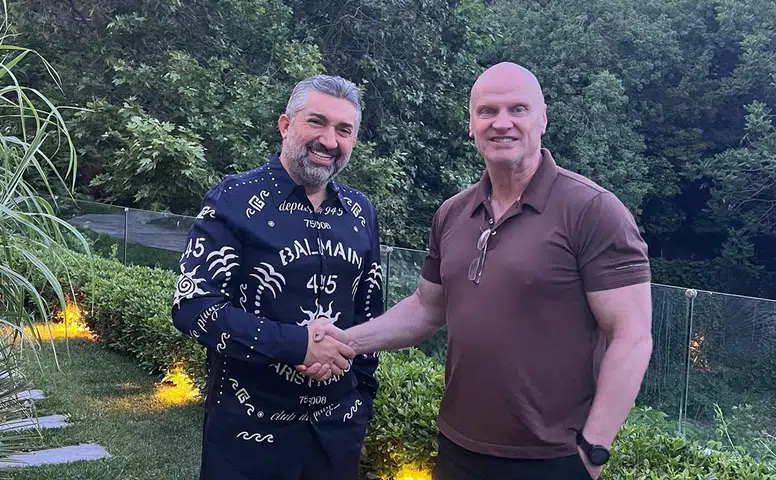 Arsenallı İsim ile El Sıkıştılar