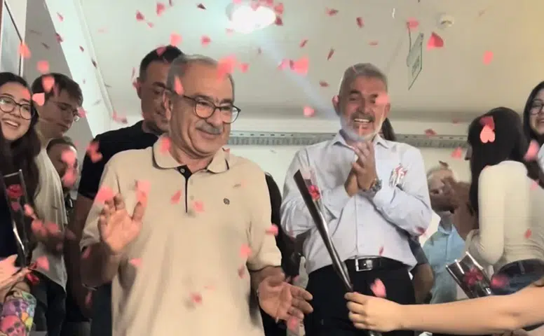 Emekli Olan Okul Müdürüne Güllerle Veda