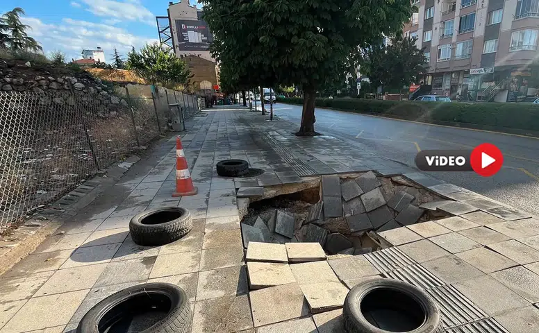 Yağmur Sonrası Kaldırım Çöktü