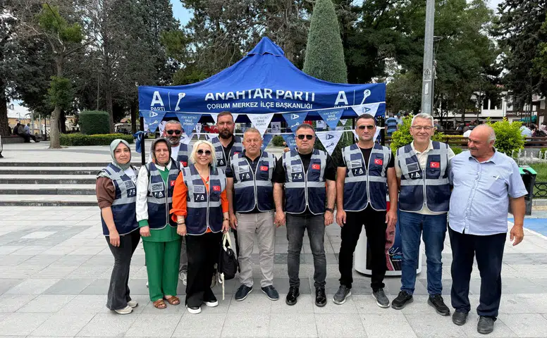 Anahtar Parti’den Aşure İkramı