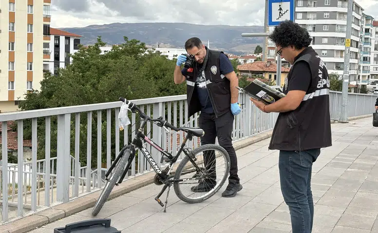 Bisikletle Geldi, Herkes Ona Bakarken Köprüden Atladı!