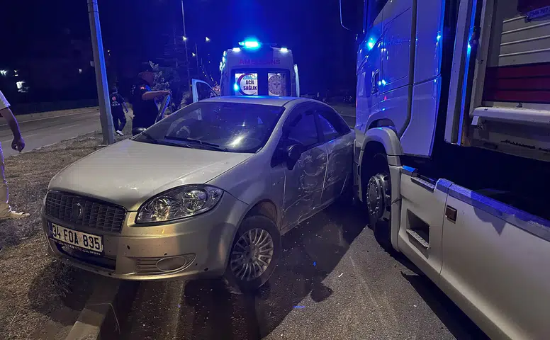 Tırla Otomobil Çarpıştı