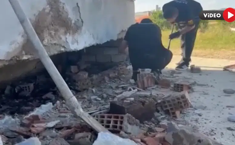 Evin Duvarına Giren Yılanı İtfaiye Ekibi Yakaladı
