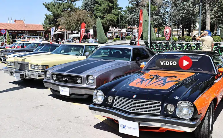 Klasik Otomobiller Meydana Renk Kattı