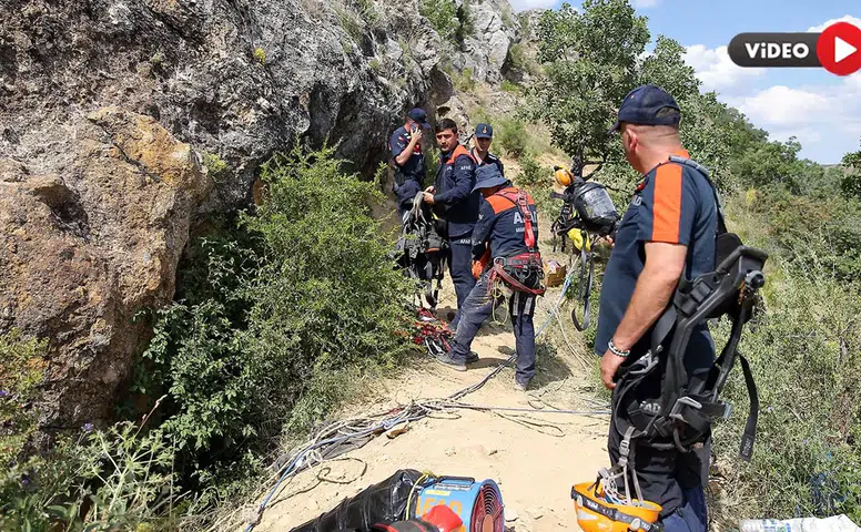 Define İçin Girdi, Hala Çıkamadı
