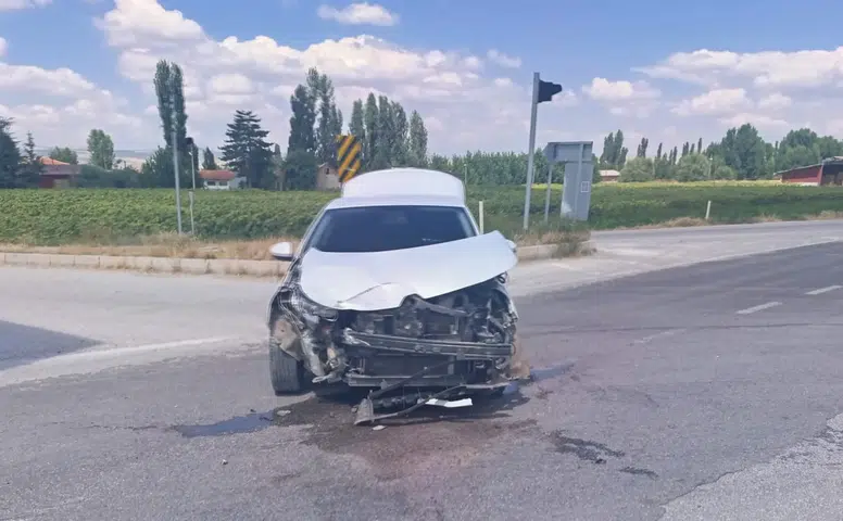 Pikap ile Otomobil Çarpıştı