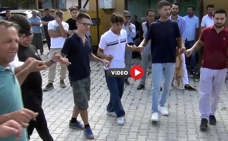 Çorum’daki Düğünde Halay Çeken İtalyanlar Gülümsetti