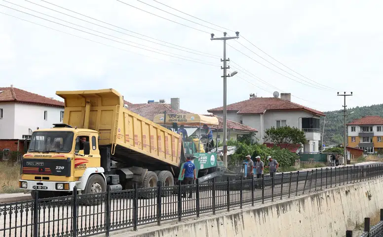 Osmancık’ta Kendi Üretimi Sıcak Asfaltla Yollar Yenileniyor