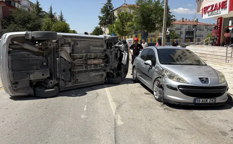 Park Halindeki Araca Çarpan Otomobil Devrildi