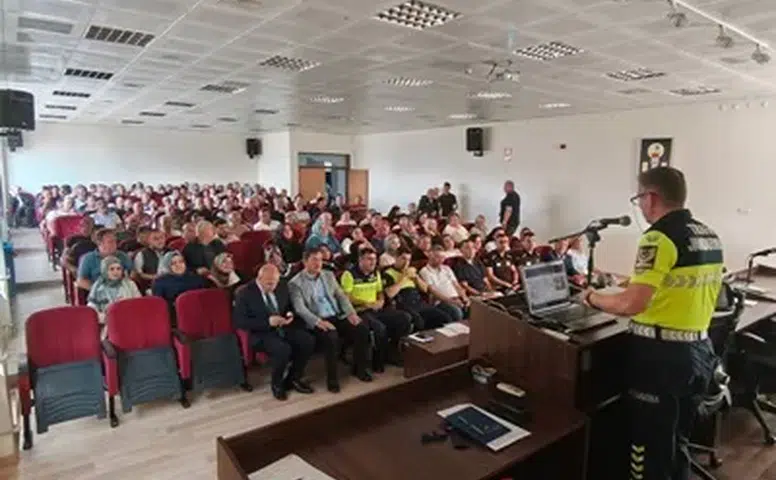Servis Şoförleri ve Rehber Personele Trafik Eğitimi Verildi