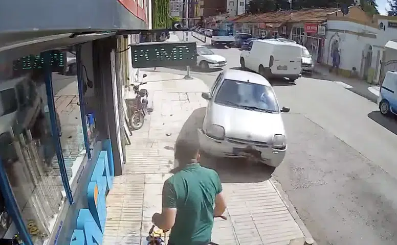 Otomobilin Altında Kalmaktan Böyle Kurtuldu