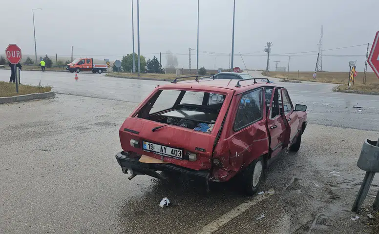 İki Otomobil Çarpıştı: 4 Yaralı