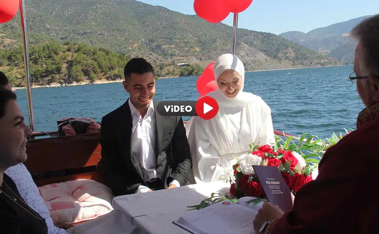 Genç Çiftin Nikahı Teknede Kıyıldı