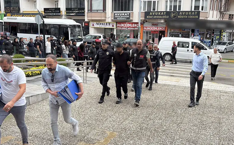Kendilerini Noter Olarak Tanıtıp Dolandırdılar