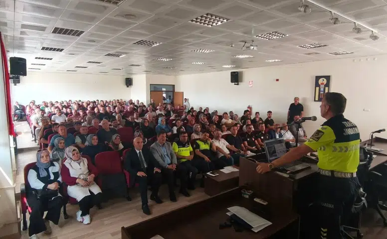 Okul Servis Şoförleri ve Rehber Personele Trafik Eğitimi