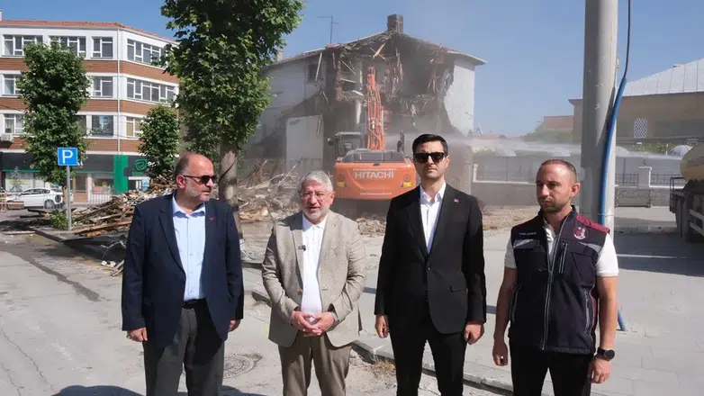 Yeni Meydan İçin Bir Yıkım Daha