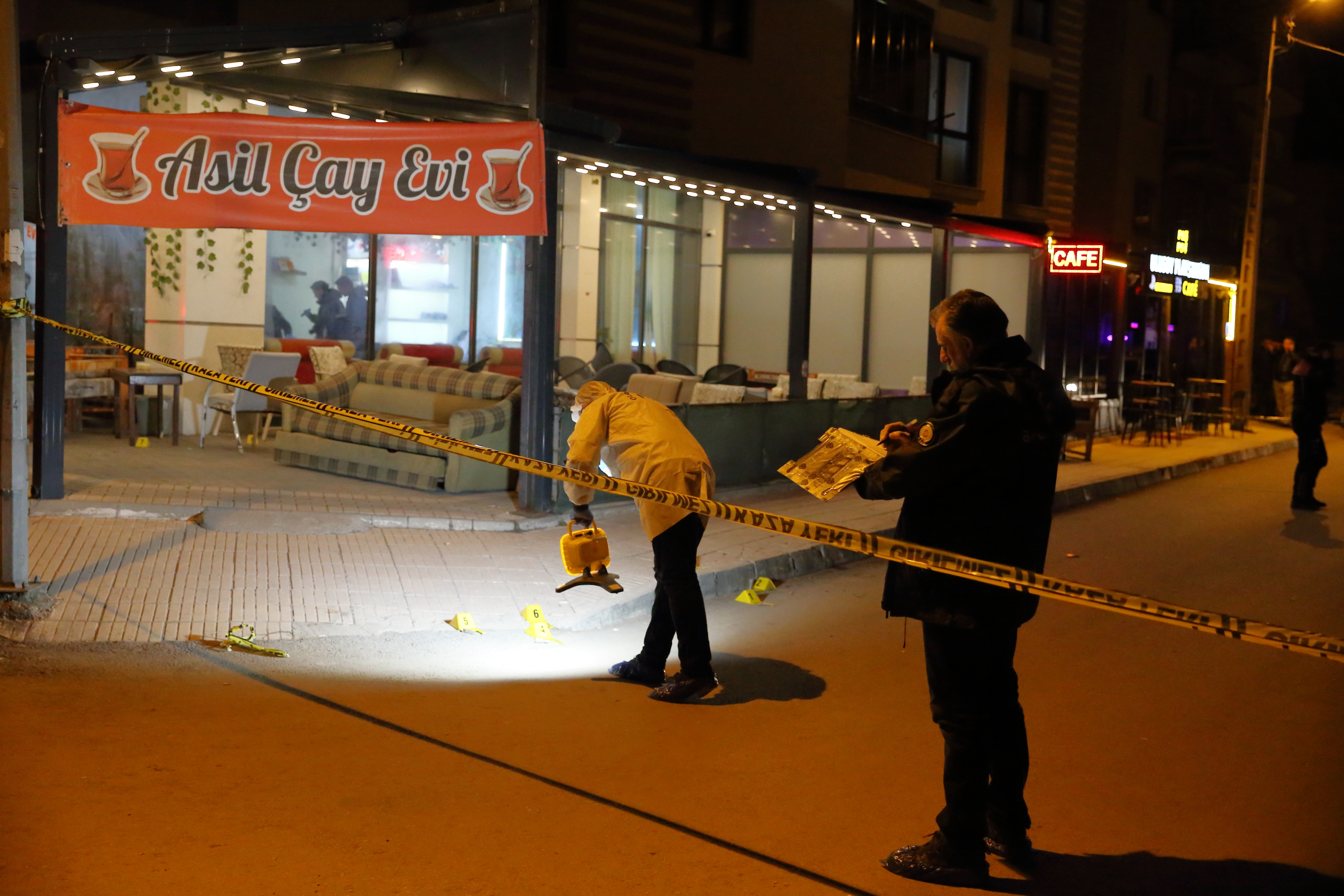Kahvehanede Silahlı Çatışma 1 Ölü, 4 Yaralı (1)