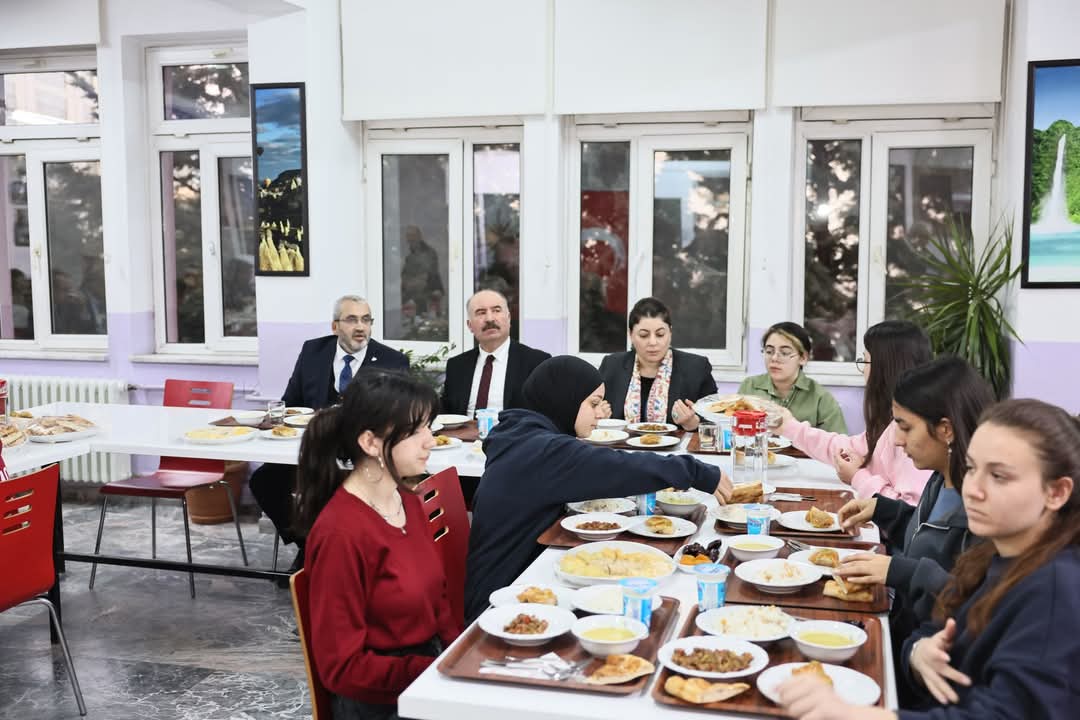 Vali Çalgan, Iftarda Gençlerle Buluştu (3)
