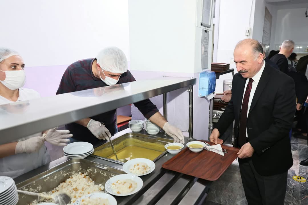 Vali Çalgan, Iftarda Gençlerle Buluştu (4)