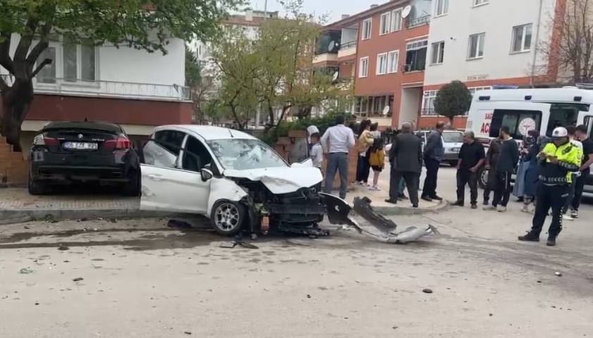 4 Yaşındaki Çocuk Kazada Otomobilin Camından Fırladı (1)