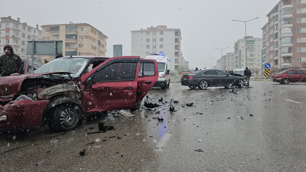 Çorum’da Araçlar Birbirine Girdi 4 Yaralı (3)