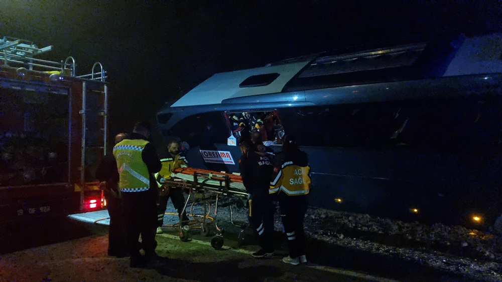 Çorum’da Tur Otobüsü Kaza Yaptı 23 Yaralı (4)