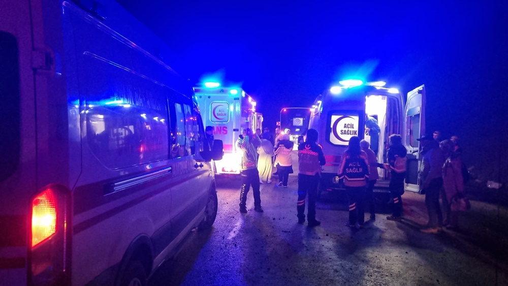 Çorum’da Tur Otobüsü Kaza Yaptı 23 Yaralı (7)
