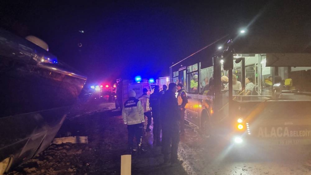 Çorum’da Tur Otobüsü Kaza Yaptı 23 Yaralı (8)