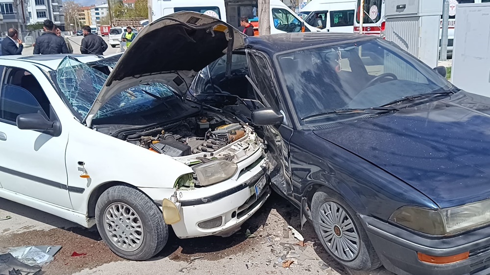 Otomobiller Birbirine Girdi 5 Yaralı (2)