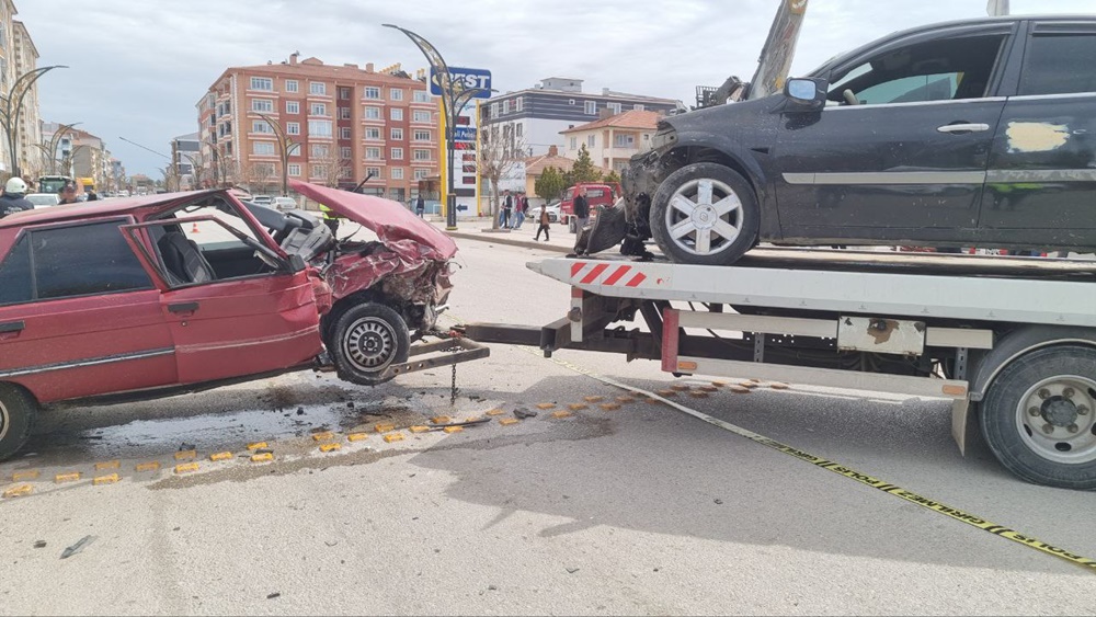 Otomobiller Kavşakta Birbirine Girdi 2 Yaralı (1)