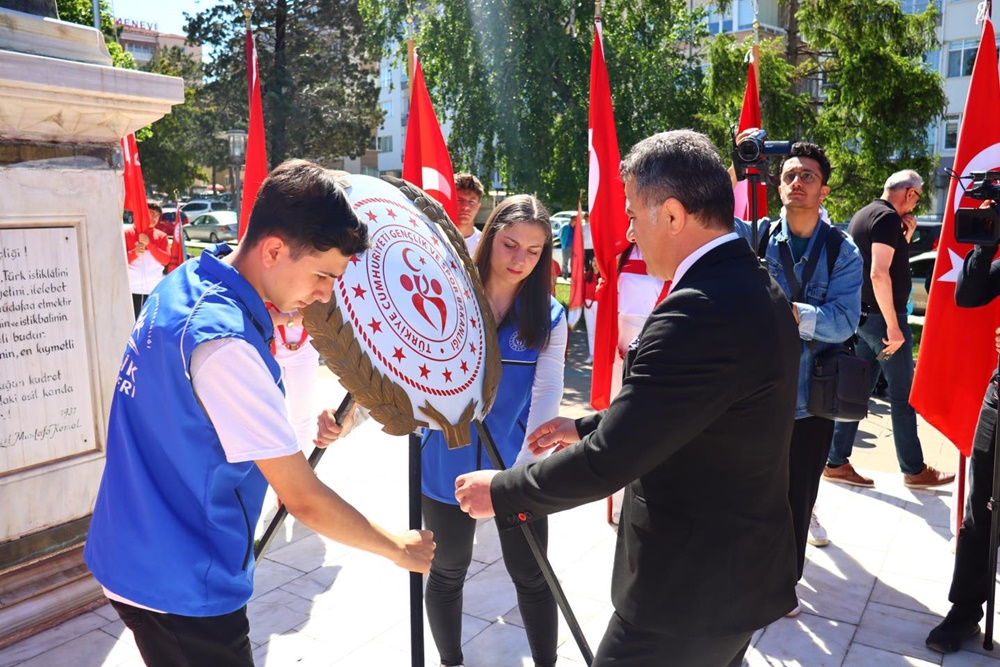 Atatürk Anıtı’na Saygı Çelengi (2)