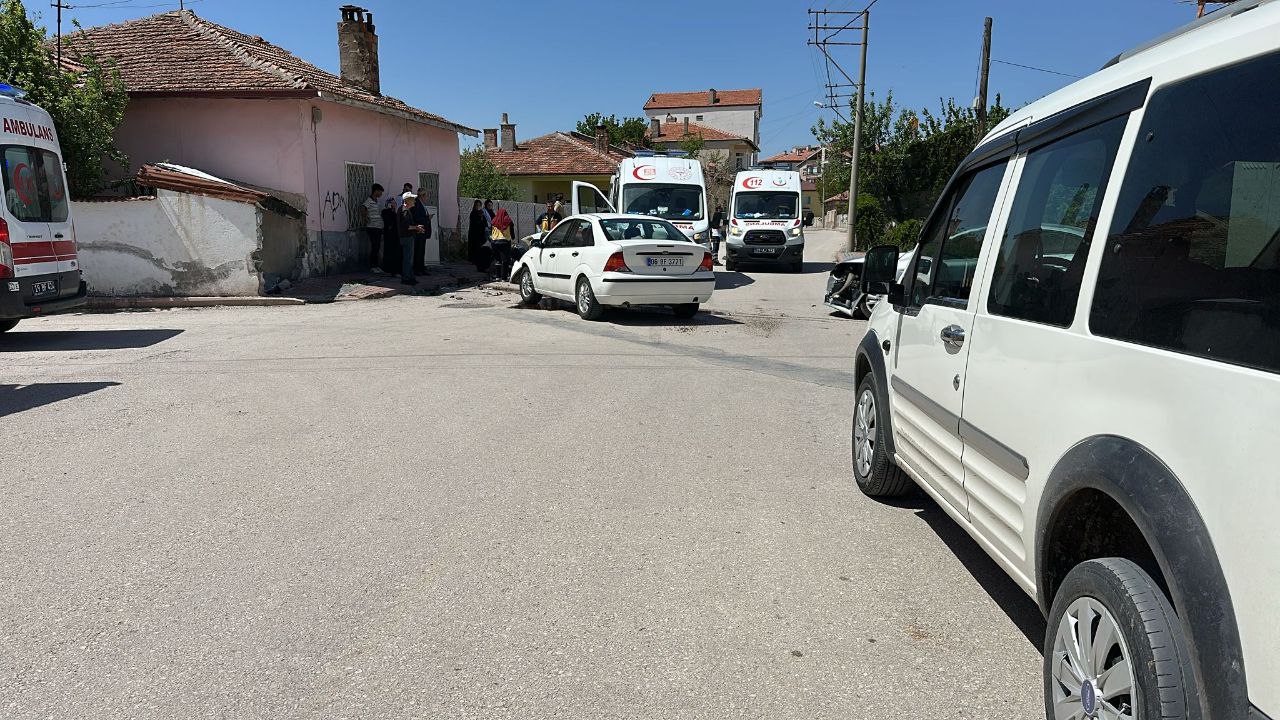 Çorum’da Otomobiller Birbirine Girdi! (1)