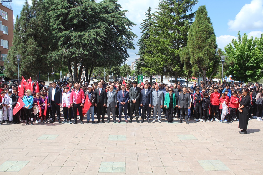 Gençler Önce Yürüdü, Sonra Ata’ya Çelenk Bıraktı (7)
