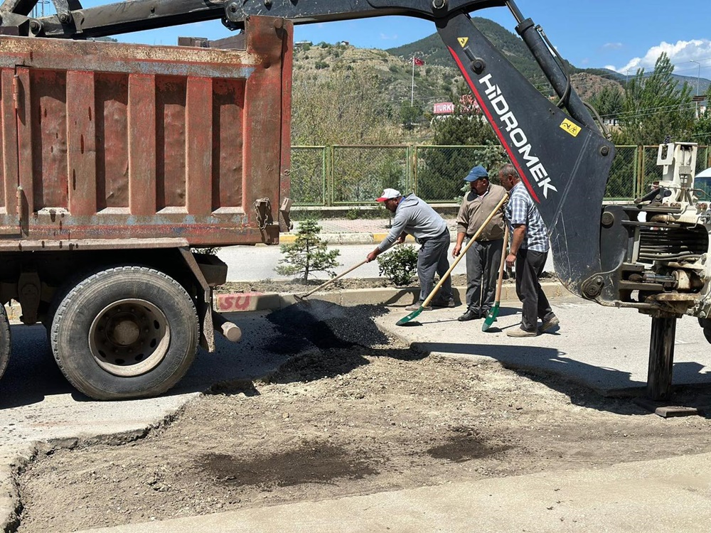 İskilip’te Bayram Öncesi Yollar Onarılıyor (1)