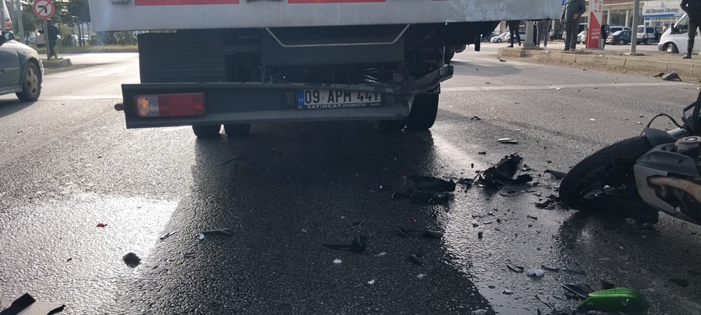 Motosiklet Kamyona Çarptı 1 Ölü (2)