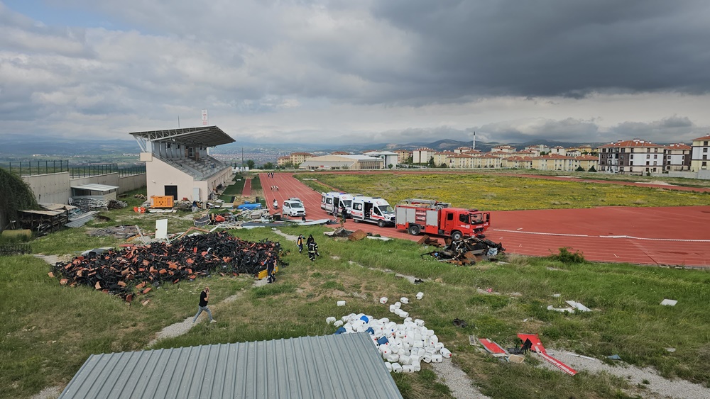 Otomobil 6 Metre Yüksekten Düştü (7)