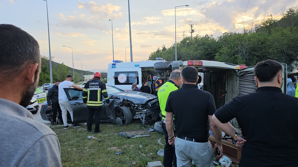Otomobil Ile Minibüs Çarpıştı 4 Yaralı (1)