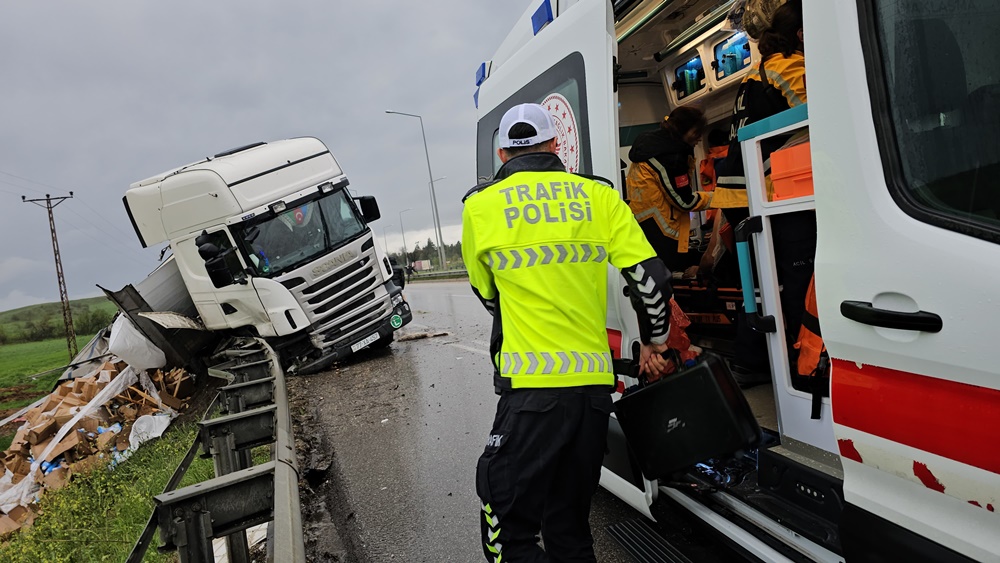 Samsun Yolunda Tir, Bariyerlere Girdi (1)