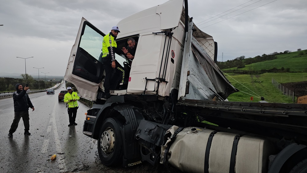 Samsun Yolunda Tir, Bariyerlere Girdi (2)