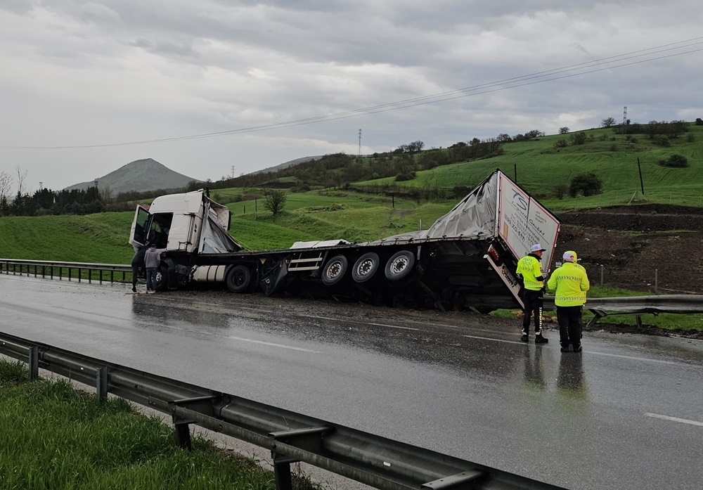 Samsun Yolunda Tir, Bariyerlere Girdi (3)