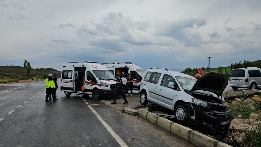 Sarmaşa’da Otomobiller Çarpıştı 4 Yaralı (1)