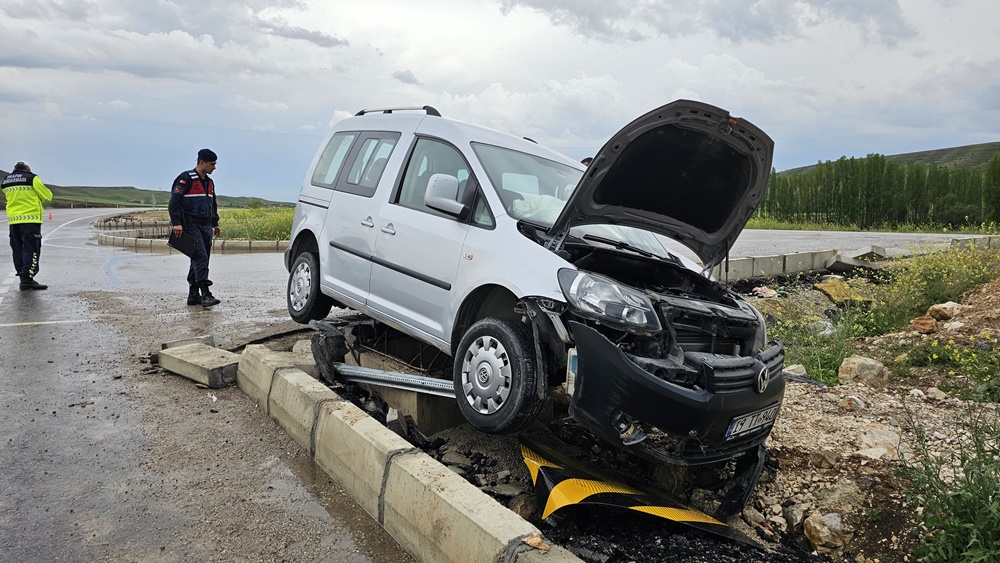 Sarmaşa’da Otomobiller Çarpıştı 4 Yaralı (2)
