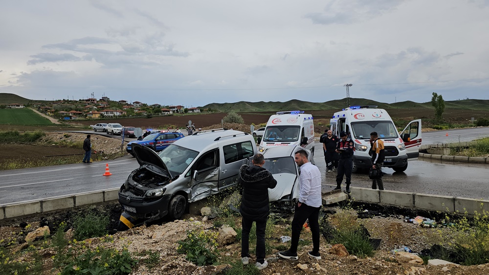 Sarmaşa’da Otomobiller Çarpıştı 4 Yaralı (3)
