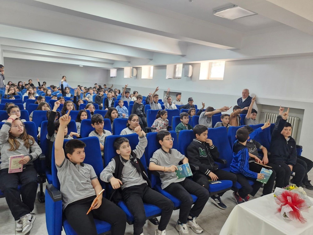 Yazar Sin Eren, Ortaokul Öğrencileriyle Buluştu (3)